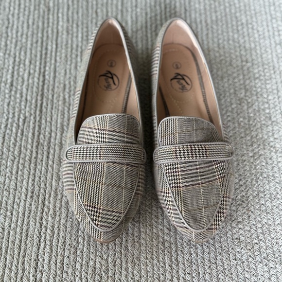 Trary Gray White Burgundy Plaid Flat Loafers Size 6